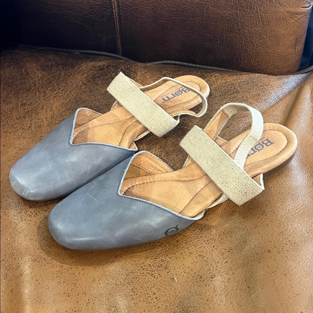 Born Ladies Size 7M Close Toe Sandals Light Gray Leather Flats